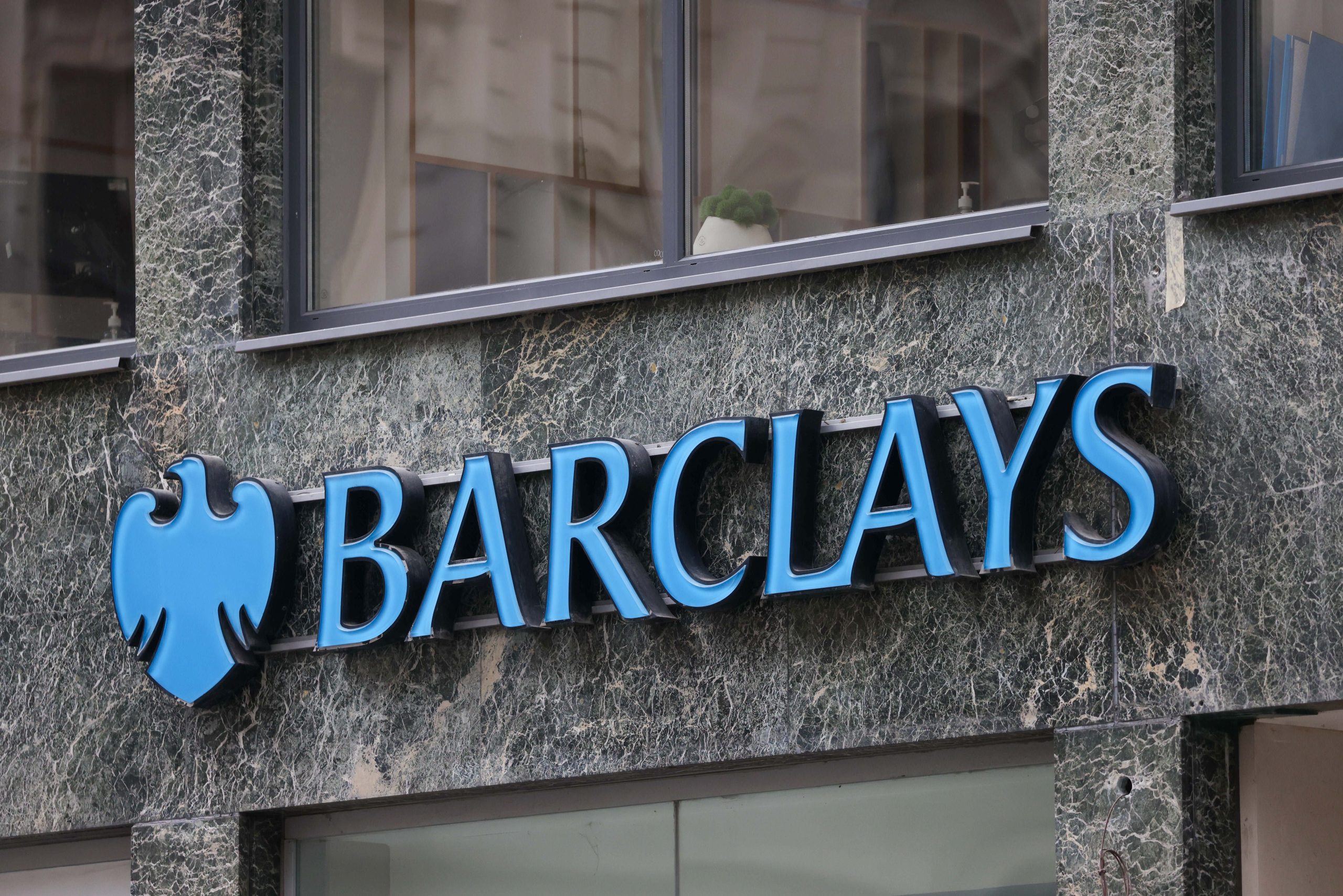 Barclays to eliminate 2000 people